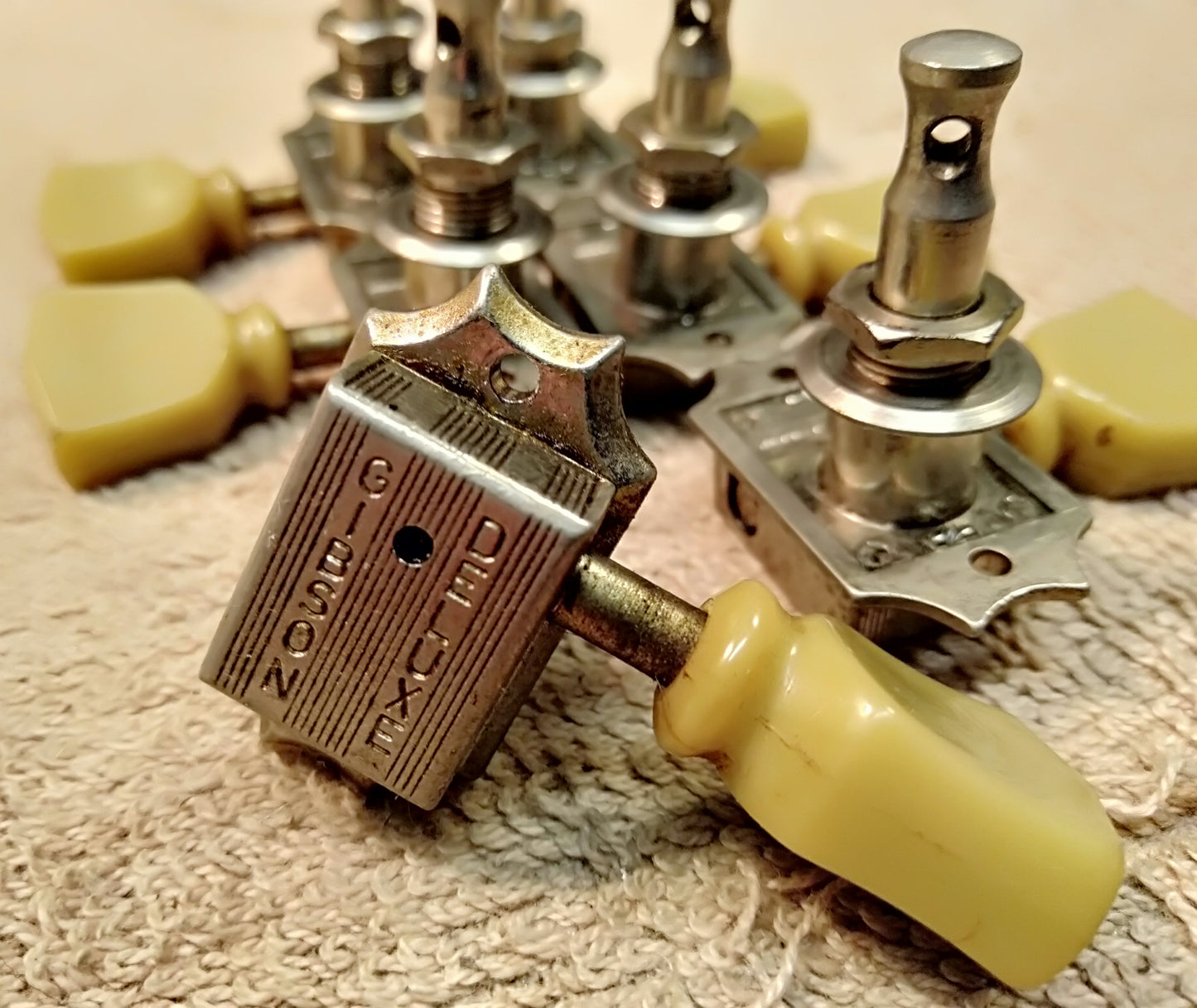 Gibson Deluxe tuners. 2nd hand