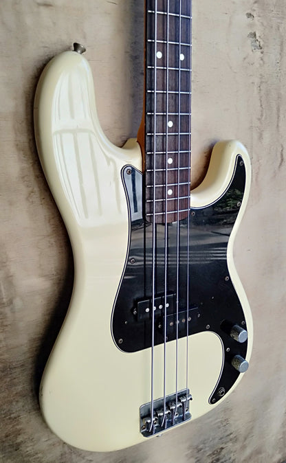 Fender P bass. 1994