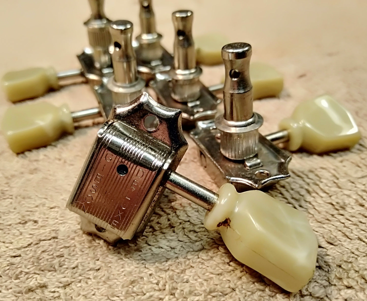 Gibson Deluxe tuners. 2nd hand